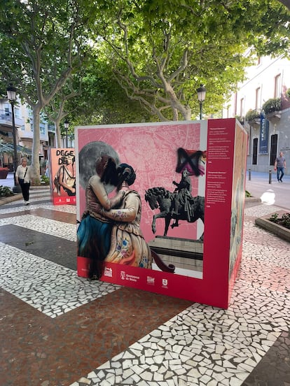 El panel de la exposición LGTBIQ+ en Gandía que alguien intentó quemar este fin de semana y que este martes sufrió pintadas.