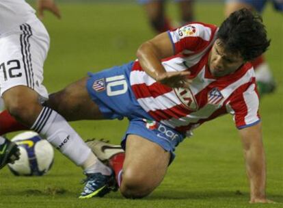 Agüero pelea en el césped por el balón con Marcelo.