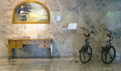 Puesto de alquiler de bicicletas en la recepción del hotel Santemar de Santander.