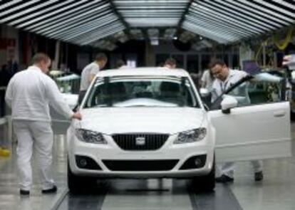Varios operarios de la factoría automovilística Seat trabajan en la cadena de montaje.