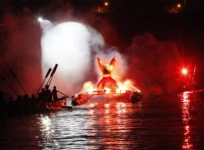 Marijaia se despedía anoche de Bilbao mientras bajaba envuelta en llamas por la Ría.