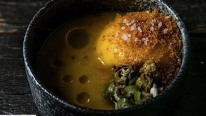 Gaspacho amarelo defumado, espuma de manga e quiabo tostado do menu do restaurante Oro, do chef Felipe Bronze.