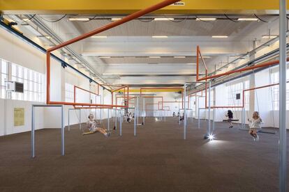 Una larga estructura tubular color naranja conecta columpios para tres personas en una de las salas del nuevo museo Copenhagen Contemporary, en la capital danesa. Si los balancines suelen estar diseñados para una persona, One Two Three Swing! invita a experimentar el poder de hacer las cosas colectivamente. En otra sala, los tres artistas daneses de Superflex autores de la instalación invitan a los visitantes a tumbarse en una moqueta multicolor mientras un gran péndulo se mueve por el espacio. Su objetivo: que las personsa se diviertan mientras reflexionan sobre ideas como la comunidad o la democracia. Las dos obras, que ya se expusieron en la Tate Modern de Londres en 2017, se expusieron aquí hasta el pasado 30 de diciembre (<a href="http://cphco.org/en/exhibition/superflex/" target="_blank">cphco.org</a>; entrada 13.40 euros). El Copenhagen Contemporary apostó por Superflex para inaugurar su sede permanente. Abierto en junio en Refshaleoen, antigua zona industrial, cuenta con 7.000 metros cuadrados dedicados al arte contemporáneo que acogerán instalaciones interactivas, performances o videoarte.