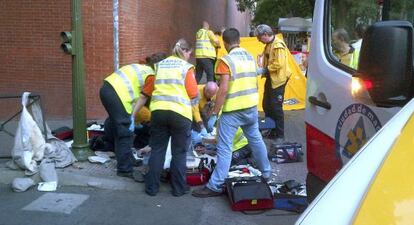 Los servicios de emergencia atienden a la religiosa herida.
