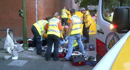 Los servicios de emergencia atienden a la religiosa herida. 