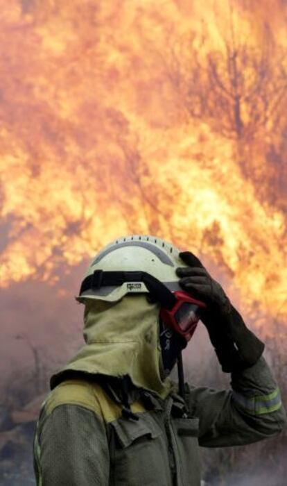 Un brigadista en el incendio forestal en la localidad coruñesa de Carnota que consumió esta semana más de 2. 000 hectáreas.