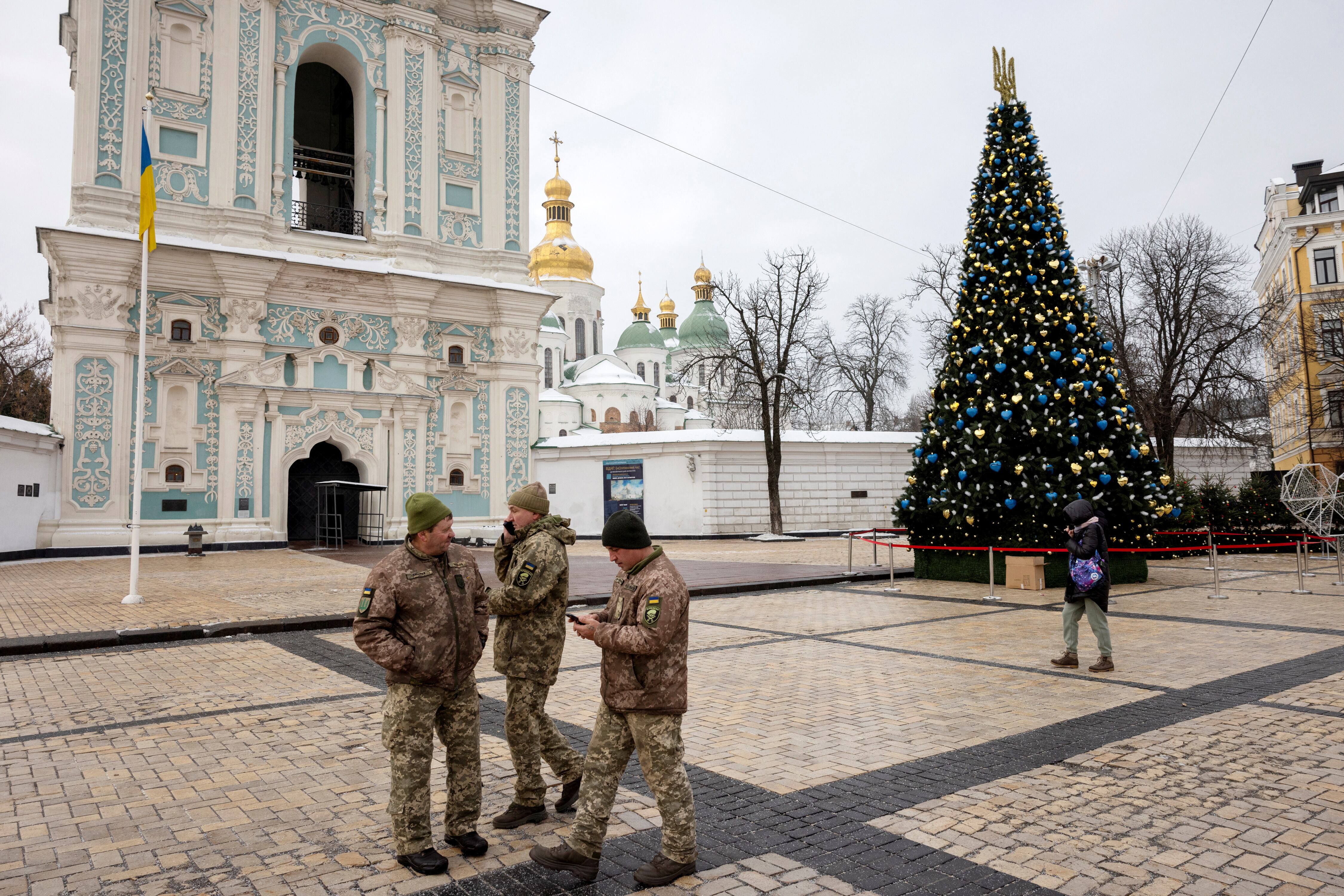 Soldados junto a la catedral Santa Sofía, en Kiev, el pasado 6 de diciembre. 