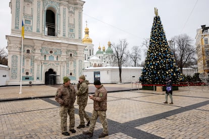 Soldados junto a la catedral Santa Sofía, en Kiev, el pasado 6 de diciembre. 