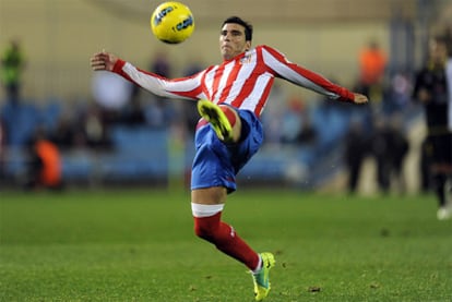 Reyes controls the ball during Atlético's match against Levante.