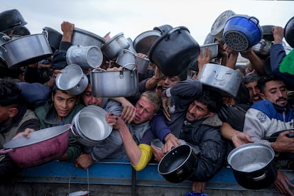 Un grupo de palestinos luchan por conseguir alimentos en un centro de distribucin en Jan Yunis, al sur de la franja de Gaza, el pasado viernes.