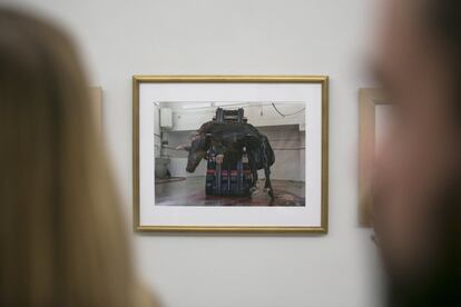 Dos personas observan una obra de la exposición 'Otras tauromaquias', en la Real Academia de San Fernando, en Madrid.