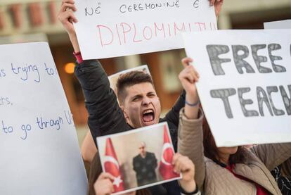 Estudiantes de un colegio protestan por la deportación de su profesor a Turquía.