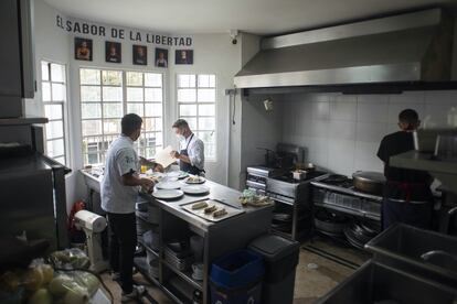 La cocina del Restaurante Interno, de la fundación Acción Interna que trabaja por la población carcelaria y pospenada, en Bogotá, Colombia.