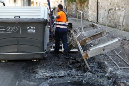 Contenedores de basura quemados el pasado día 17 en Azkoitia.