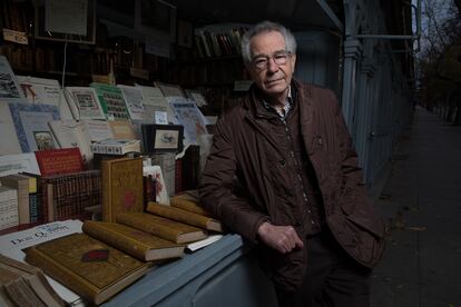 El librero Guillermo Blázquez, en su caseta de la Cuesta de Moyano en Madrid.