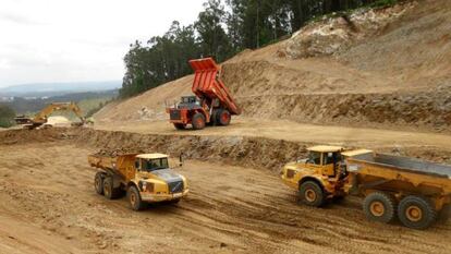 M&aacute;quinas paradas en las obras de la Autov&iacute;a da Costa da Morte