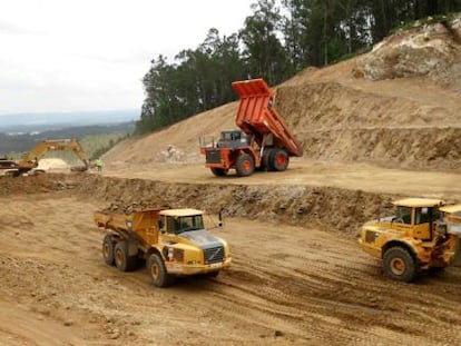 M&aacute;quinas paradas en las obras de la Autov&iacute;a da Costa da Morte