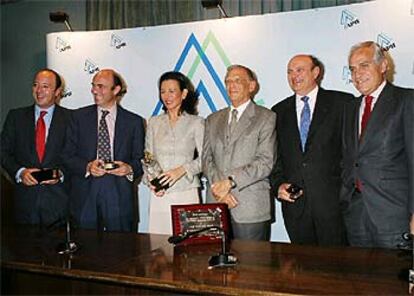 De izquierda a derecha, Juan Manuel Cendoya (en representación de Emilio Botín), Luis de Guindos, Ana Patricia Botín, Josep Vilarasau (socio de honor), Juan Ramón Quintás y Calixto Ríos (en representación de César Alierta), con los premios Tintero y Secante, que da la Asociación de Periodistas de Información Económica (APIE). Faltó Francisco Álvarez-Cascos, quien recibió el Premio Secante.