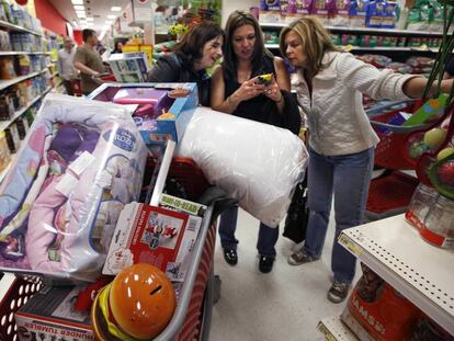 Un grupo de madres de compras en un Target en South Portland, Maine