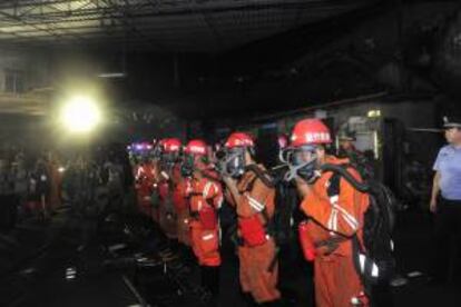 Trabajadores de equipos de rescate en una mina de carbn en China. EFE/Archivo