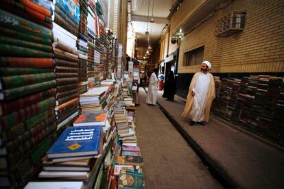 Un erudito chiíta iraquí que enseña en una escuela para los clérigos, conocido en árabe como Haouza, camina entre libros expuestos en la ciudad Santa de Najaf, al sur de la capital Bagdad.
