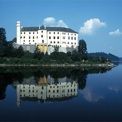 El castillo de Orlik, de estilo neogótico, se agarra sobre una roca a 60 metros por encima del cauce del río Moldava.