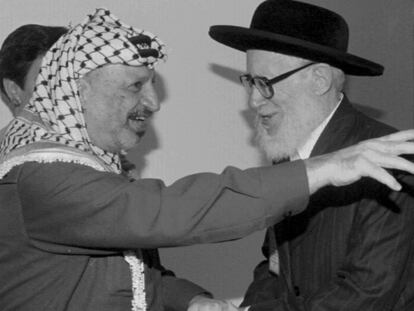 Moshe Hirsch (derecha) con Yasir Arafat, en 1994.