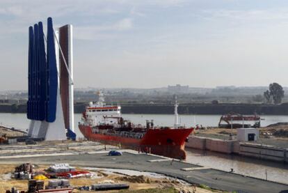 Un buque pasa por la nueva esclusa que da acceso al puerto de Sevilla.