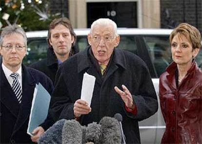 El reverendo Paisley (centro) se dirige a la prensa a su salida del 10 de Downing Street.