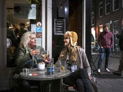 Ambiente en un bar en Ámsterdam, este miércoles.