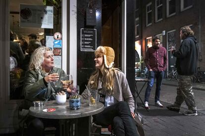 Ambiente en un bar en Ámsterdam, este miércoles.