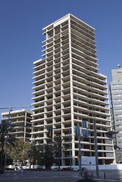 Edificio en la esquina de la Diagonal y la Rambla de Prim cuyas obras llevan paradas cuatro años.