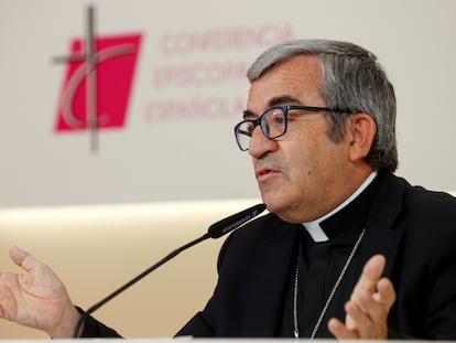 El portavoz de la Conferencia Episcopal Española, Luis Argüello, en la rueda de prensa tras la reunión de la Comisión Permanente de los obispos este jueves en Madrid.