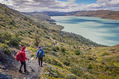 Senderistas en el parque nacional Torres del Paine, en la Patagonia chilena, con el lago Nordenskjöld al fondo.