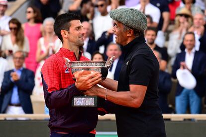 Djokovic recibe la Copa de los Mosqueteros de la mano del extenista Yannick Noah.