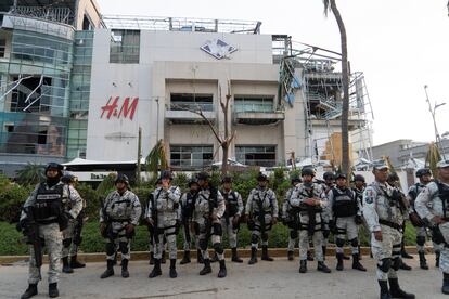 Elementos de la Guardia Nacional resguardan una zona afectada por el paso del huracán 'Otis', en Acapulco, el pasado 27 de octubre.