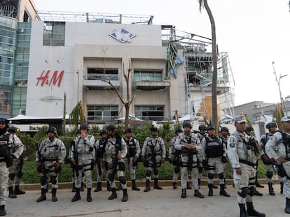 Elementos de la Guardia Nacional resguardan una zona afectada por el paso del huracán 'Otis', en Acapulco, el pasado 27 de octubre.