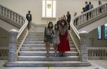 Alumnes acabades de graduar en Infermeria a l'escala de la Facultat de Medicina del Clínic.