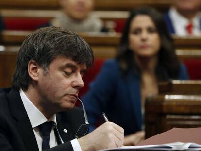 El president de la Generalitat, Carles Puigdemont, i la líder de C's, Inés Arrimadas, al ple del Parlament.