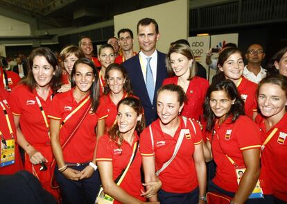 7 de agosto de 2008. Don Felipe y doña Letizia posan con atletas españoles durante la inauguración de la Casa de España en Pekín, en la víspera de la ceremonia oficial de inicio de los Juegos Olímpicos de China.
