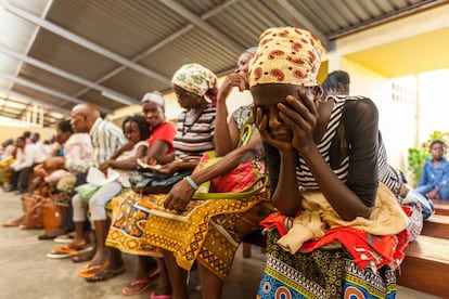 Una mujer espera su turno en el hospital de Manhiça (Mozambique).