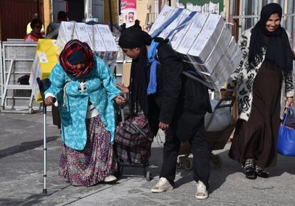 Las porteadoras recogen diariamente sus bultos en el polígono del Tarajal para transportarlos hasta Marruecos. Suelen llevar productos perecederos, de limpieza o perecederos.