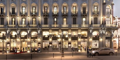 Fachada de la calle de Alcalá. Las firmas comenzarán próximamente las obras de sus boutiques. Four Seasons y un local a pie de calle inician su actividad el 15 de mayo.