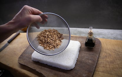 Dani Lasa prepara el pastel de arroz con almendra y ramitas de Tulbaghia violacea.