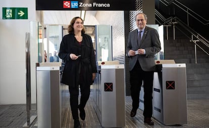 L'alcaldessa de Barcelona, Ada Colau, i Quim Torra inauguren l'estació Zona Franca de la L10 Sud del Metro de Barcelona, aquest dissabte.