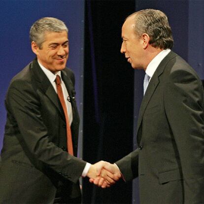 El socialista José Sócrates (izquierda) y el primer ministro, Pedro Santana Lopes, antes de un debate electoral.