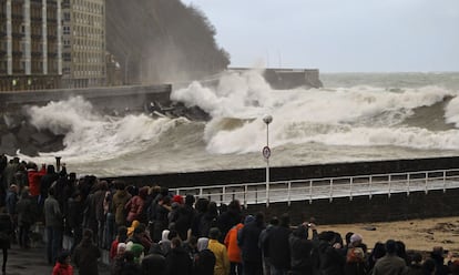 Durante el fin de semana, muchos donostiarras se acercaron ayer a la zona del Kursaal a presenciar las fuertes olas.