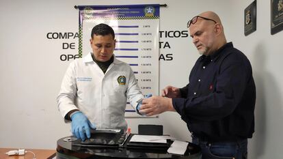 Un policía toma huellas dactilares a Salvatore Mancuso, luego de llegar a Colombia extraditado de Estados Unidos, el 27 de febrero.