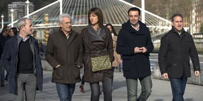  La secretaria general de PSE-EE, Idoia Mendia, y el candidato a diputado general de Bizkaia, Carlos Totorika, segundo por la izquierda, junto a otros mienbros del PSE-EE este domingo en Bilbao. 