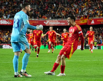 Los jugadores españoles Pedri y Unai Simón, celebran el tiunfo ante Paises Bajos en los penaltis.